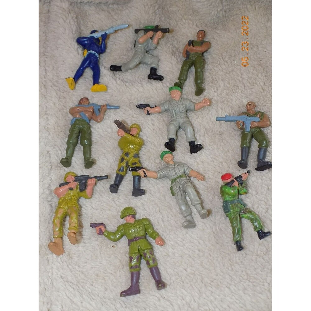 Lot of Vintage military plastic action figures